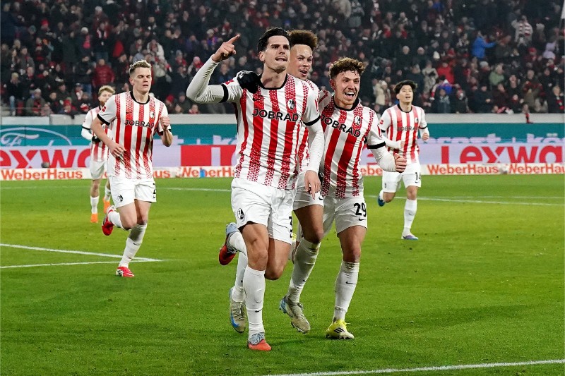 Freiburg không đủ sức ngăn cản Aston Villa vô địch